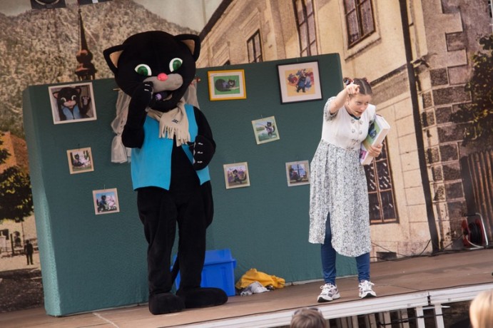 Maček Muri išče kroniko