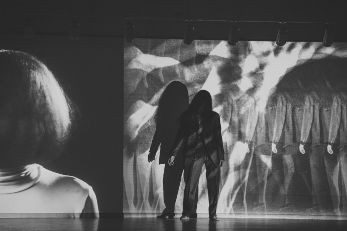 Naprej v preteklost: Video posnetek odprtja razstave RAZ DVA TRI in performansa Sanje Nešković Peršin in Mateje Železnik