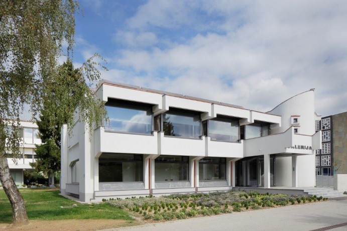 Podoba kultne zgradbe skozi čas (Galerija na prostem pri pošti)