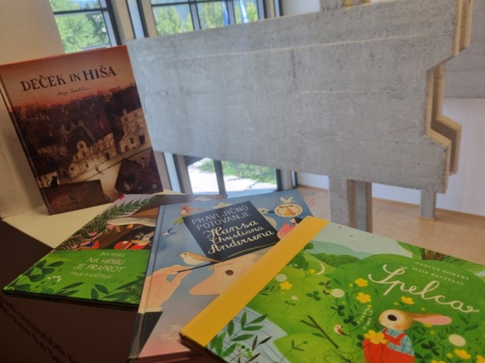 Pravljično-pogovorna urica z Arpadom, Pripovedovanje ob ilustracijah Maje Kastelic