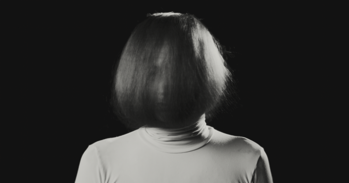 Performans Sanje Nešković Peršin, izvedba Mateja Železnik